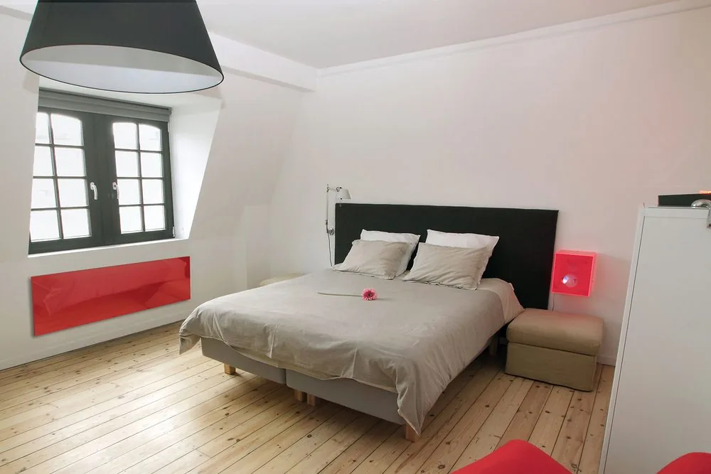Toughened glass in red, under the window. The colour runs through the glass body, so it cannot scratch off.